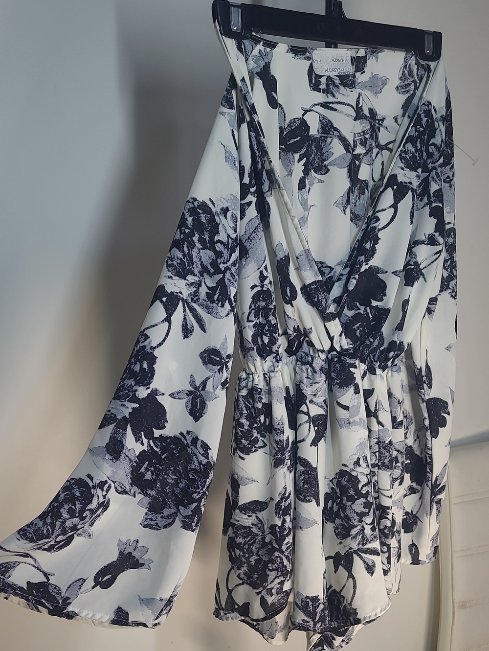 Women's Long-Sleeve Floral Wrap Dress Romper - White & Black Flowy Sz Small